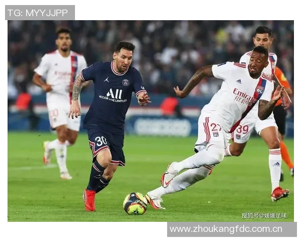 约罗身穿里尔球衣盛装出席里尔对阵巴黎比赛开球仪式 约罗身穿里尔球衣盛装出席里尔对阵巴黎比赛开球仪式