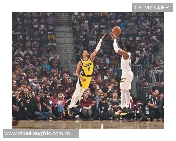 亨特上半场表现出色6投5中轻松斩获12分6篮板1助攻1抢断 亨特上半场表现出色6投5中轻松斩获12分6篮板1助攻1抢断