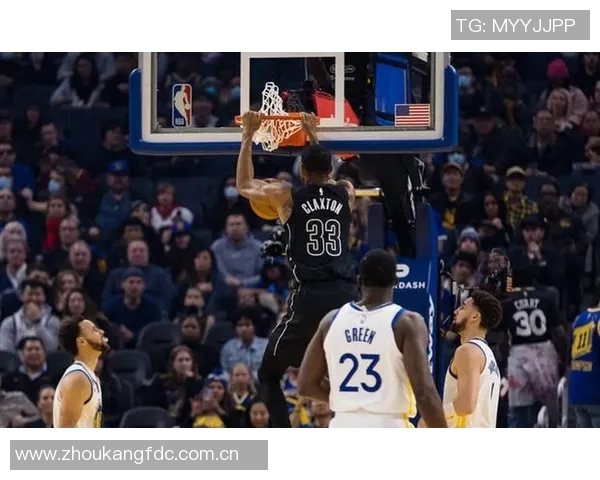 克拉克斯顿内线表现抢眼15分钟内高效拿下11分并抢8篮板 克拉克斯顿内线表现抢眼15分钟内高效拿下11分并抢8篮板