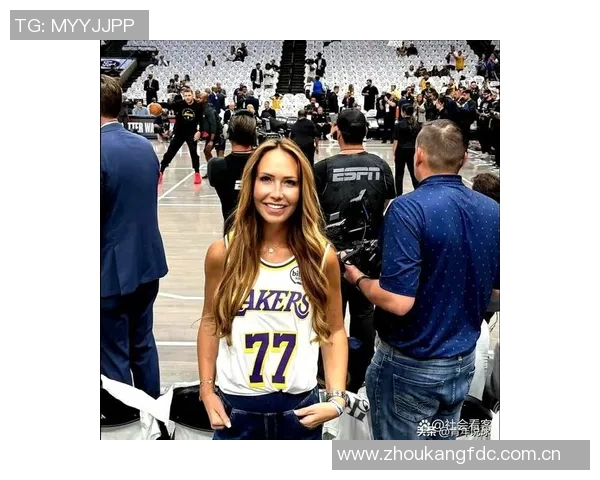 日本性感女星昨日现身湖人主场穿东契奇球衣引发热议 日本性感女星昨日现身湖人主场穿东契奇球衣引发热议