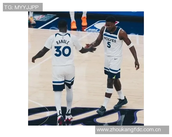 爱德华兹谈与兰德尔的默契配合新赛季展现更多精彩瞬间 爱德华兹谈与兰德尔的默契配合新赛季展现更多精彩瞬间