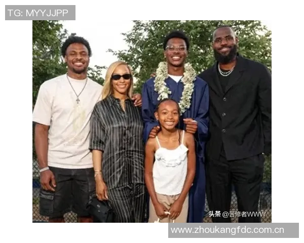 老父亲的骄傲詹姆斯分享多张身穿儿子布莱斯球衣观赛的温馨瞬间