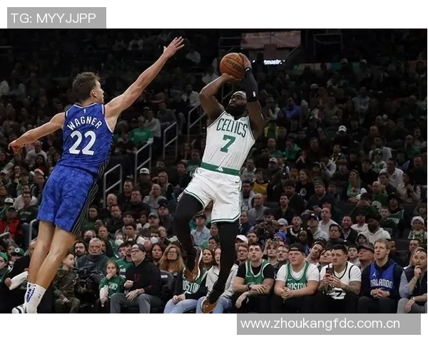 杰伦布朗上半场表现出色10投6中砍下17分正负值高达22助力球队领先 杰伦布朗上半场表现出色10投6中砍下17分正负值高达22助力球队领先