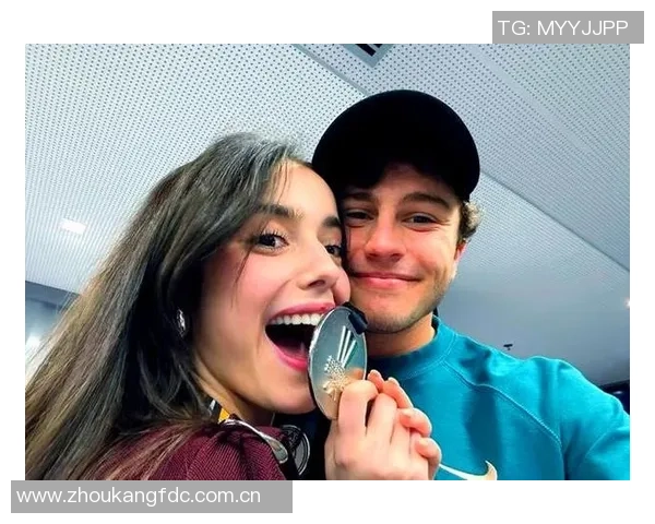 女友社媒分享与内维斯迪士尼乐园甜蜜游玩瞬间引发热议