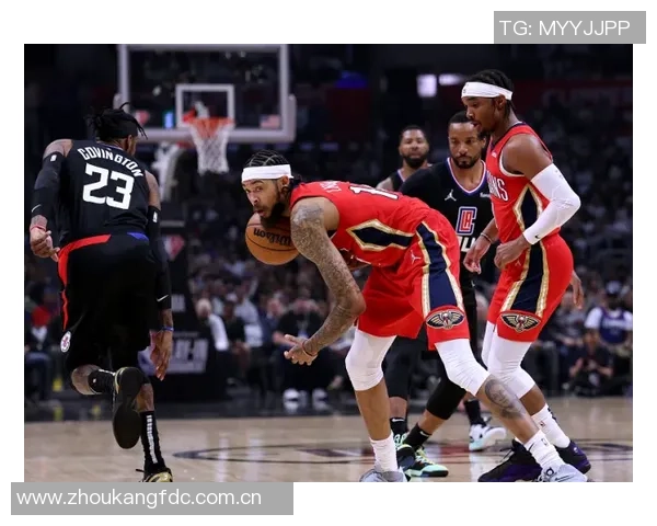 小南斯篮下强势扣篮展现霸主风范引爆全场激情时刻